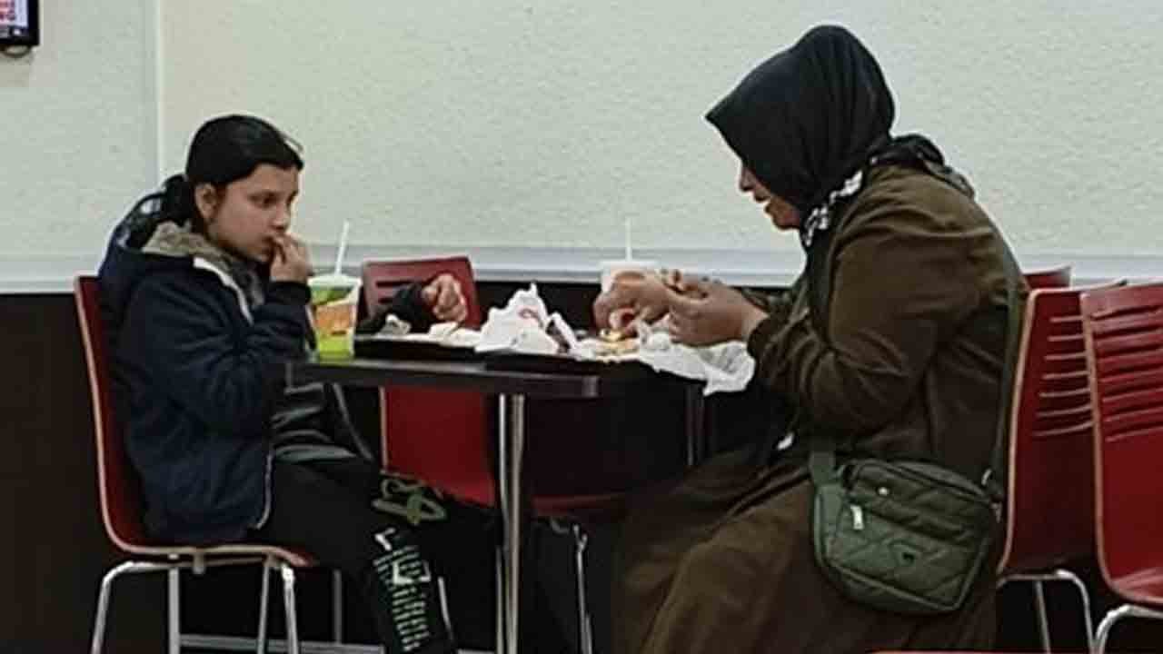 İsrail destekçisi Burger King, fakir görüntüleri yüzünden ana kıza servisi reddetti! İsrail yanlısı firmadan başka ne beklenir!