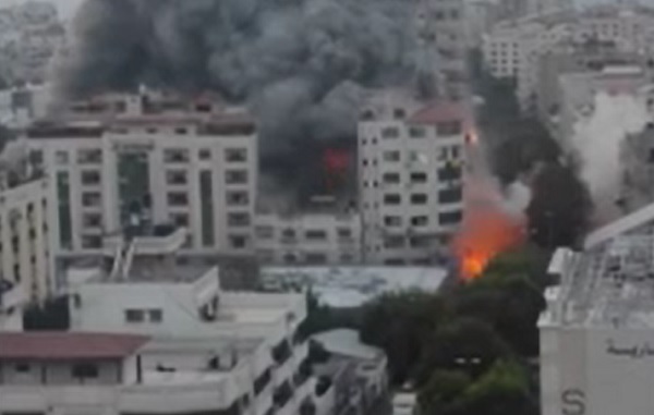 İsrail, Gazze’de 14 katlı binayı vurdu