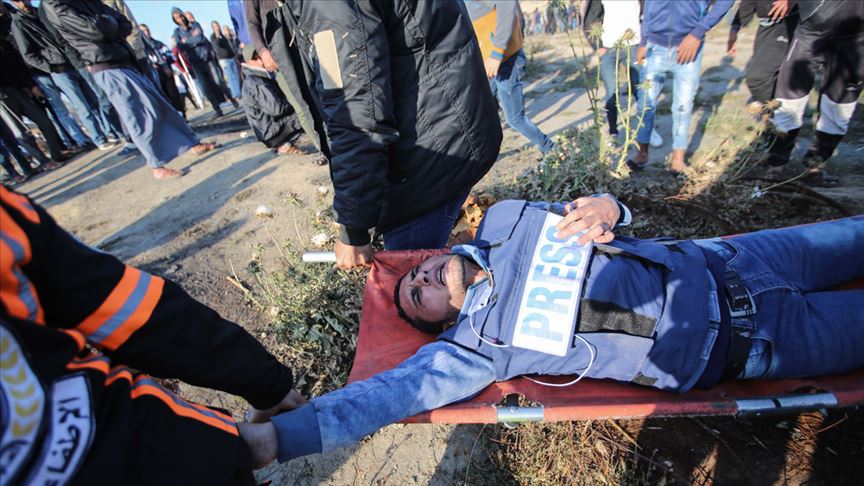 İsrail Gazze'deki gösterileri takip eden gazetecileri 'kasten' silahla vurruyor