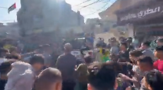İsrail Gazze’yi bombalıyor ama… Esir alınan İsrail askerleri Gazze'ye getiriliyor.