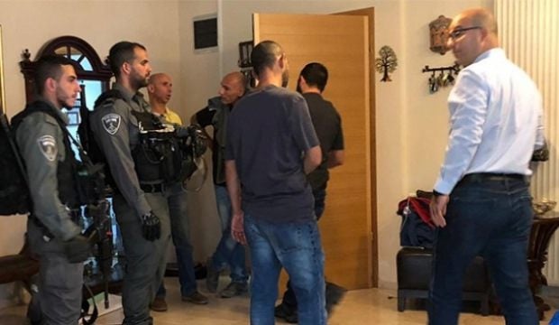 Katil İsrail Filistinli bakanı gözaltına aldı!