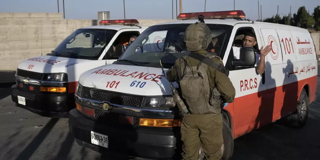 İsrail güçleri yaralı Filistinliyi ambulanstan çıkararak gözaltına aldı!