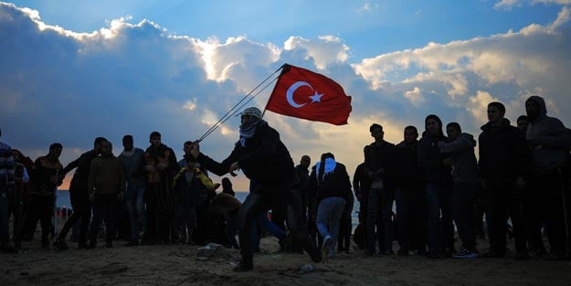 İsrail güçlerinin üzerine Türk Bayrağıyla yürüdüler!
