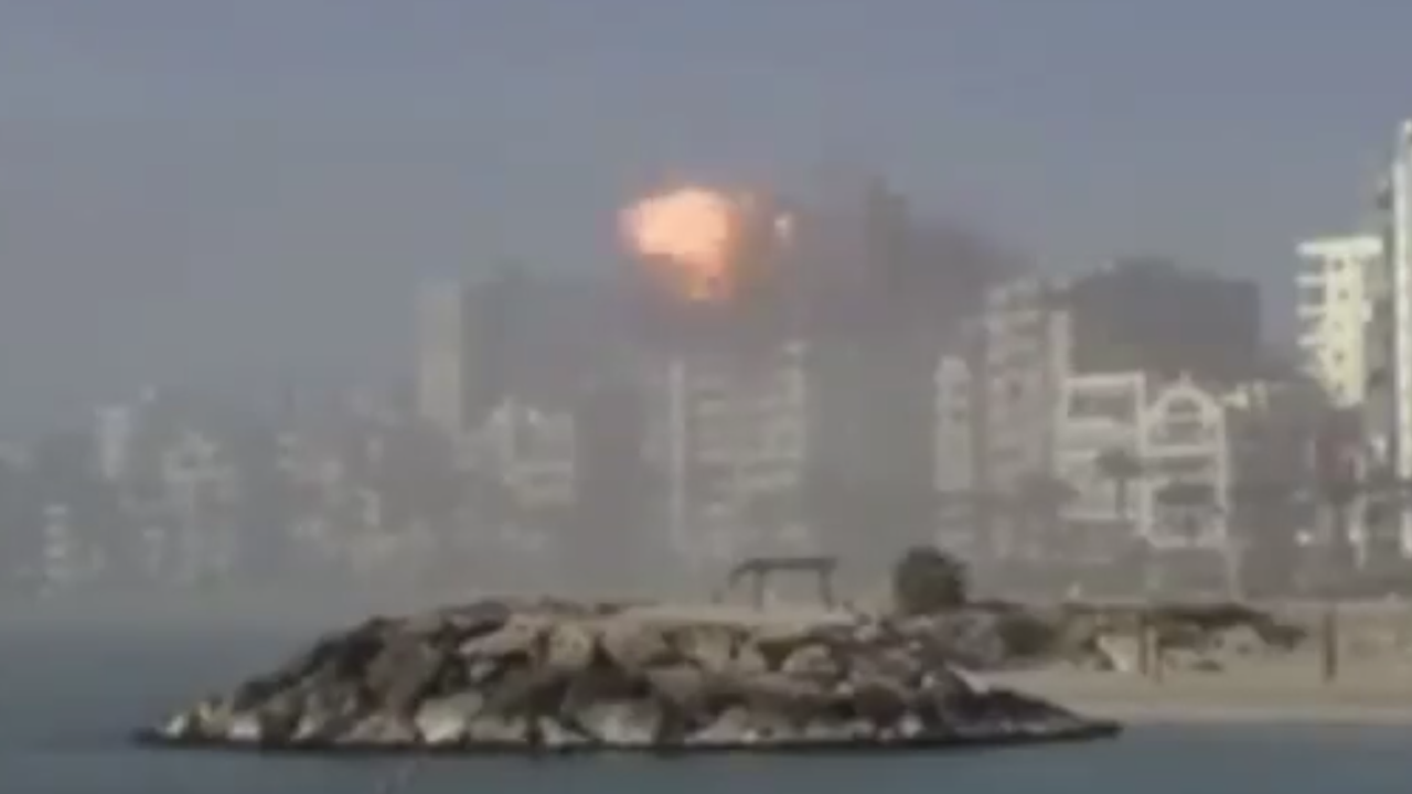 İsrail, Hizbullah'a ait bir mühimmat deposunu vurduğunu iddia etti