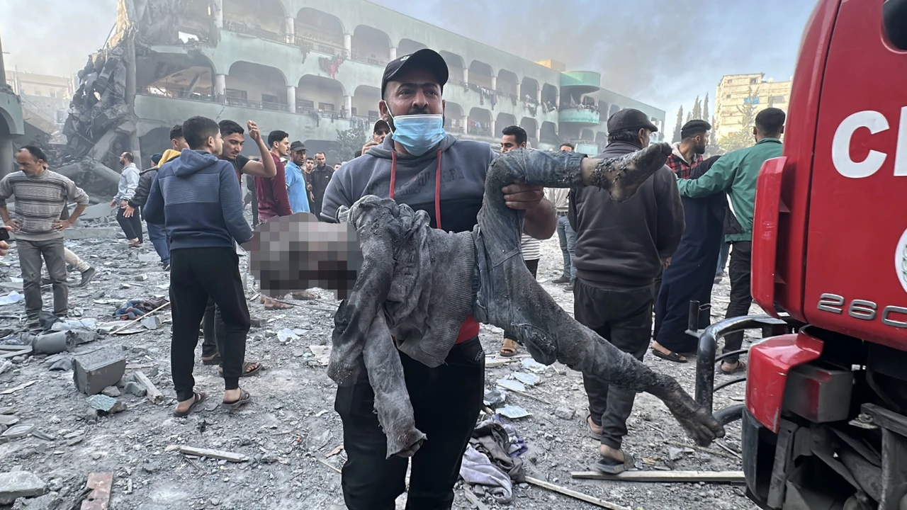 İsrail kadın ve çocuklarla dolu okulu bombaladı!