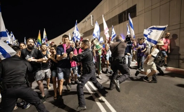 İsrail karıştı! Halk sokağa indi Polisten sert müdahale gözaltılar var