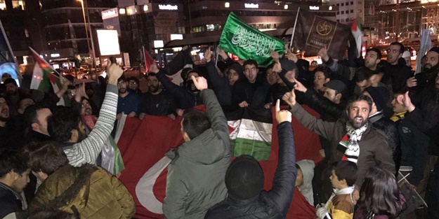 İsrail Konsolosluğu önünde 'Ezan yasağı' protestosu!