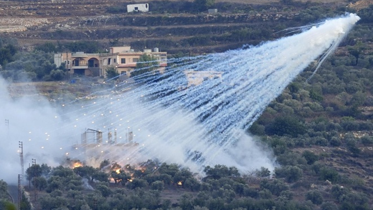İsrail Lübnan'daki köylere fosfor bombası attı!