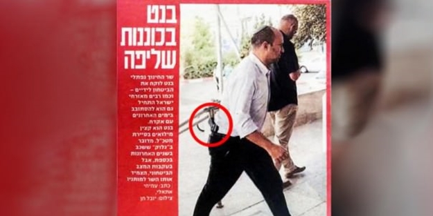 Milli Eğitim Bakanı belinde silah taşıyor