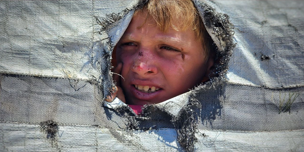 İsrail ordusunun saldırılarından kaçan Filistinliler deniz kenarında kurdukları çadırlarda yaşıyor