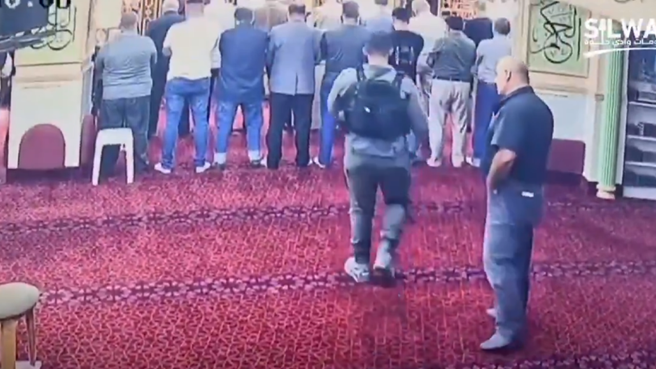 İsrail polisi camiye postallarla girip namaz kılan Filistinlileri gözaltına aldı
