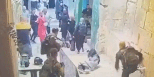 İsrail polisi Filistinli kadını acımasızca yere vurdu!