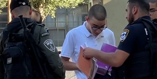 İsrail polisi, Filistinli öğrencilerin okul kitaplarına el koydu