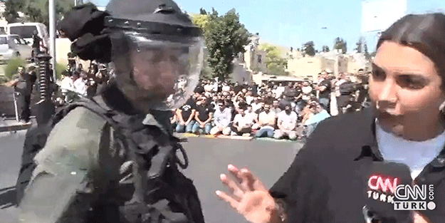 İsrail polisi Fulya Öztürk'e müdahale etti