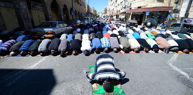 İsrail polisi, gençleri yine Mescid’i Aksa’ya sokmadı