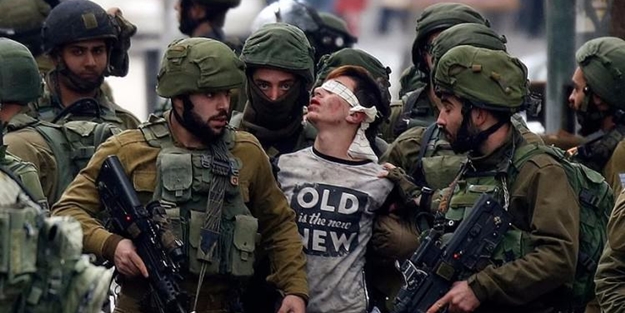 İsrail polisi Mescid-i Aksa'da 2 Filistinliyi yaraladı