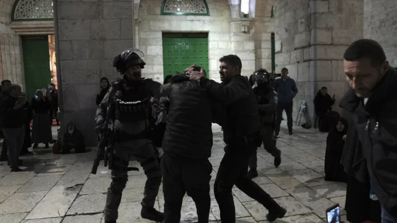 İsrail polisi, Mescid-i Aksa'da Türkleri darbetti!
