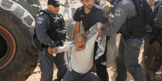 İsrail polisi Mescid-i Aksa'ya baskın düzenledi