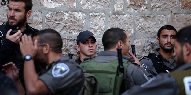 İsrail polisi, Mescid-i Aksa'ya baskın düzenledi