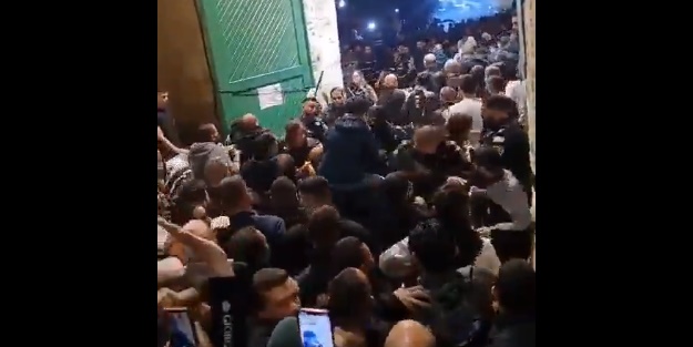 İsrail polisinden Mescid-i Aksa'da Müslümanlara saldırı