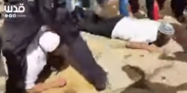 İsrail polisinden Mescid-i Aksa'da şiddet!