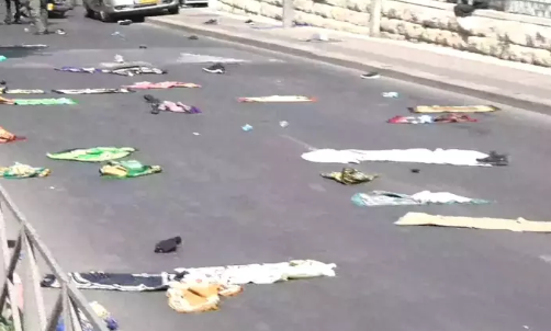 İsrail polisinden namaz kılanlara gaz bombası Seccadelerin boynu bükük kaldı İşte anbean yaşananlar