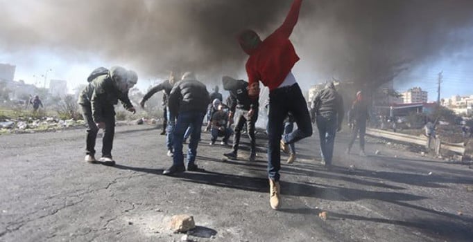 İsrail Ramallah ve El-Bira'ya girişleri tuttu