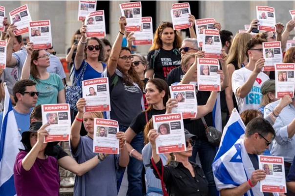 İsrail rehineleri unuttu aileleri isyanda