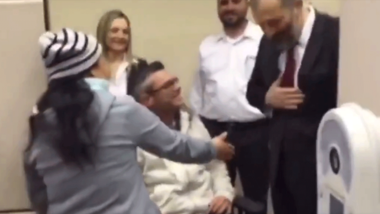 İsrail Sağlık Bakanı kadınlarla tokalaşmadı! Bizim seküler yobazlar şok!