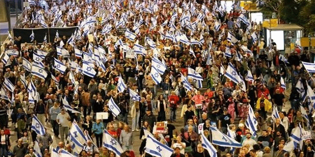 İsrail Savaş Kabinesi Üyesi Gantz'ın evinin önünde "erken seçim" protestosu