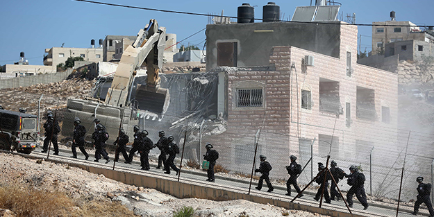 İsrail sınırları zorluyor! Siyonistler Filistinlilere ait evlere bakın ne yaptı