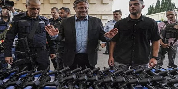 İsrail 'sivillere' şeker dağıtır gibi silah dağıtıyor!