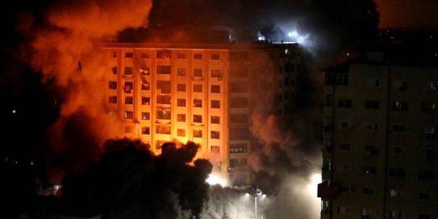 Canavar devlet bombalamayı sürdürüyor! İsrail sivillerin yaşadığı 9 katlı binayı vurdu
