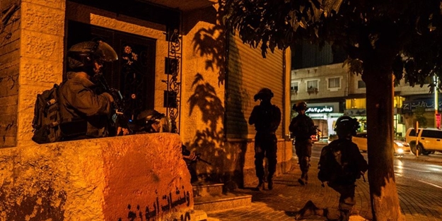 İsrail terör güçleri, esirin aldıkları Filistinlinin evini havaya uçurdu!