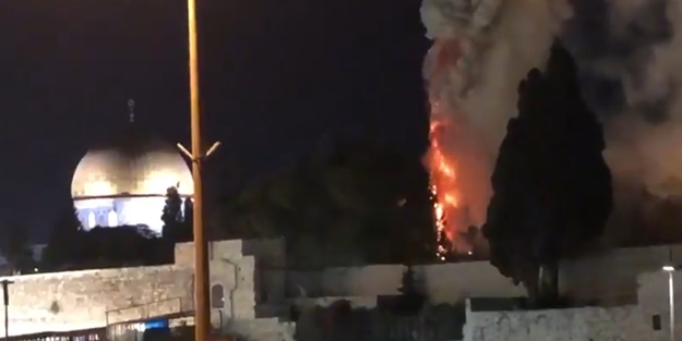 İsrail terör güçleri, Mescid-i Aksa'nın bahçesinde yangına neden oldu!