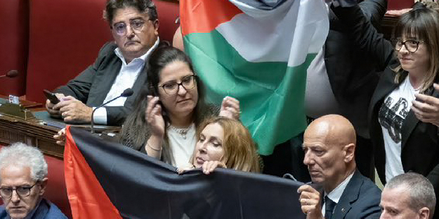 İsrail vahşeti Batı'yı da harekete geçirdi! İtalya Meclisi'nde Filistin bayrakları açıldı