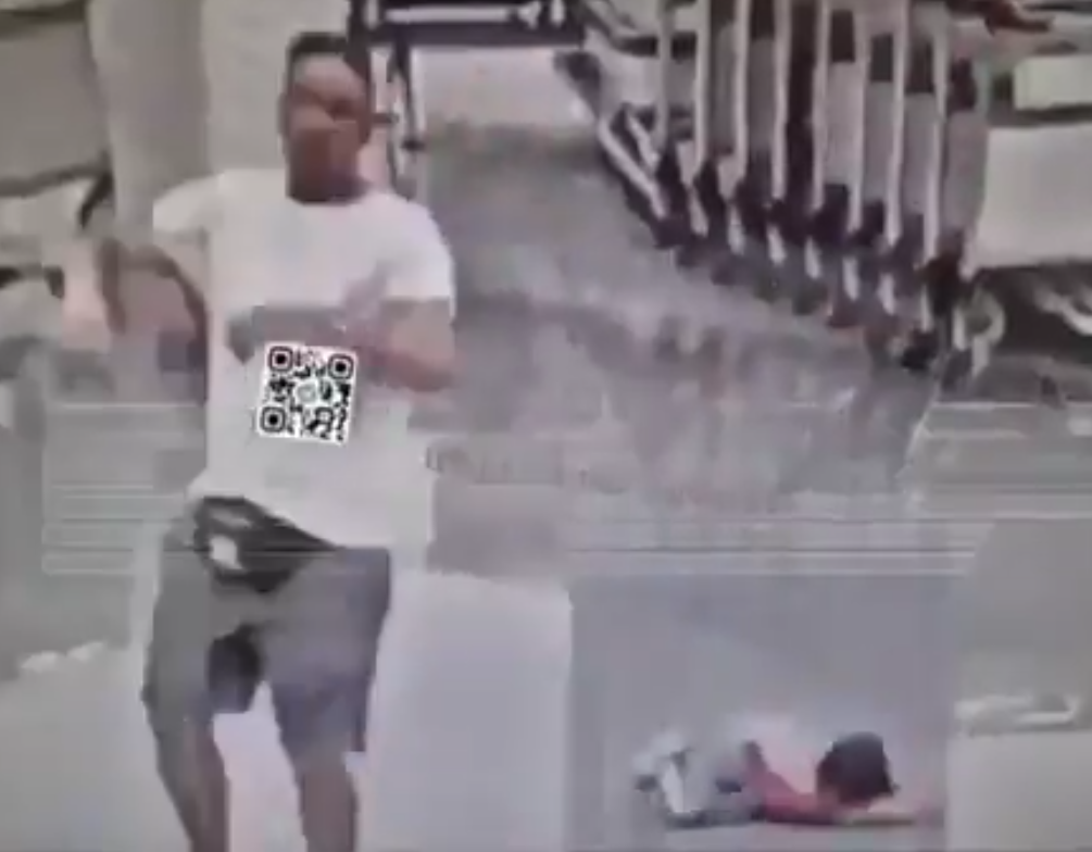 İsrail vahşeti sınır tanımıyor: Katil ruh her yerde! 2 yaşındaki çocuğu kaldırıp yere böyle çarptı