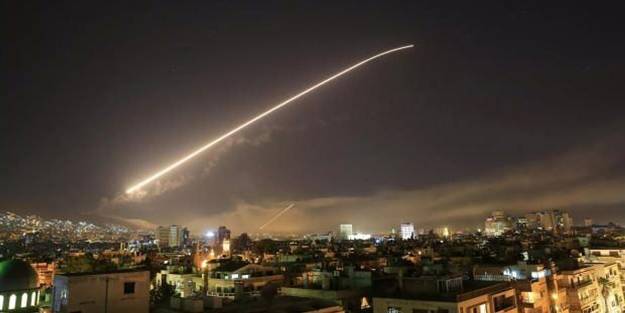 İsrail yeniden Suriye'yi vurdu: 1 asker öldü