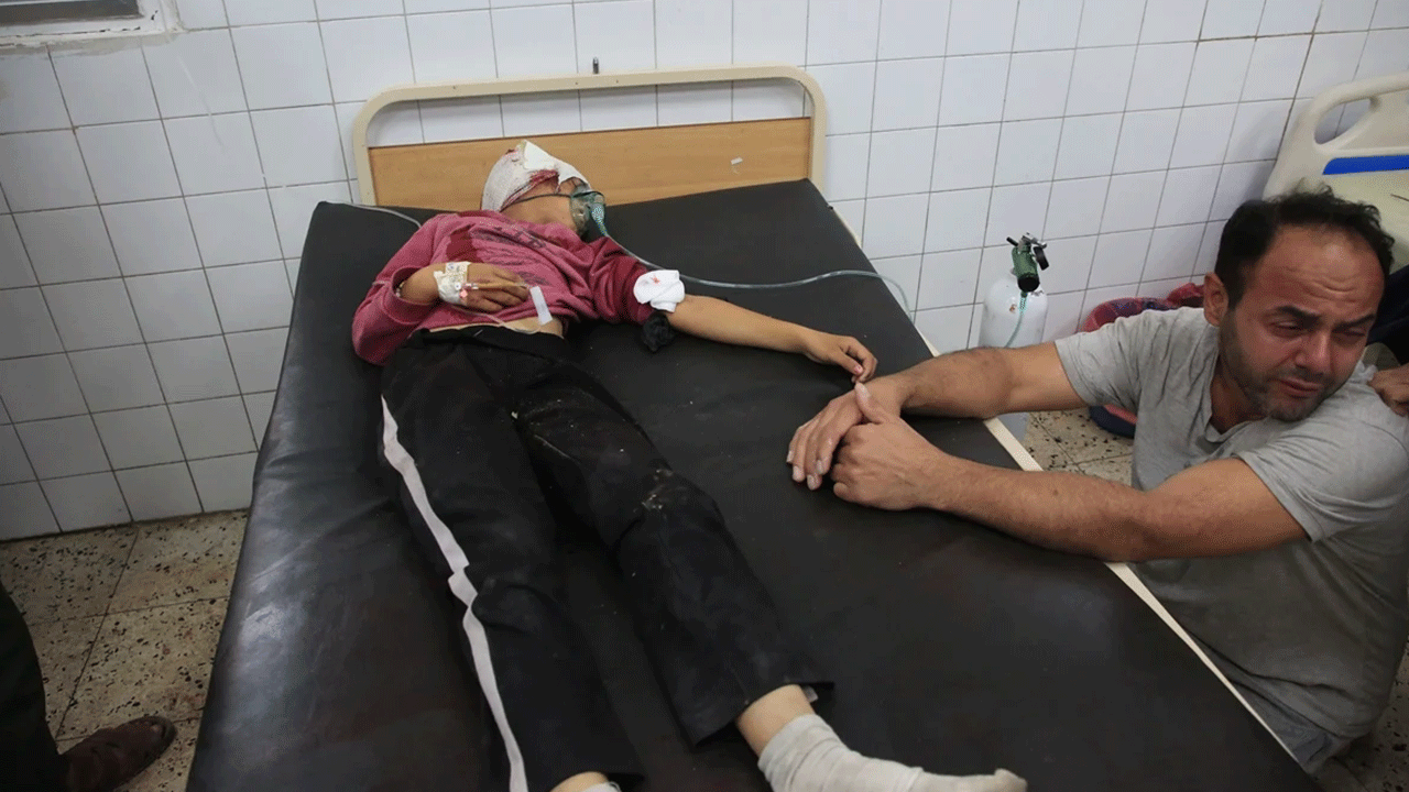 İsrail yine hastane yakınlarını vurdu!