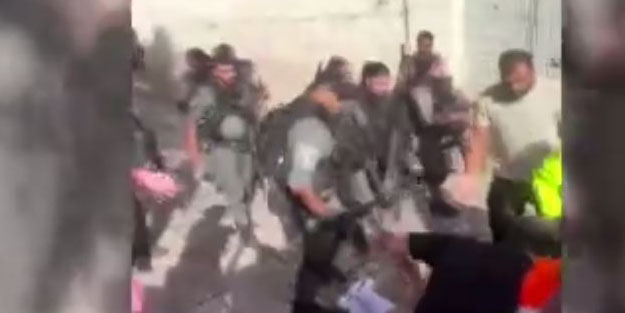 İsrail zulmü! Bu kez Filistinli yaşlı adama saldırıp yaraladılar