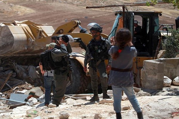 İsrail zulmü sürüyor! Siyonist İsrail Batı Yaka’da Filistinli tutuklunun evini yıktı
