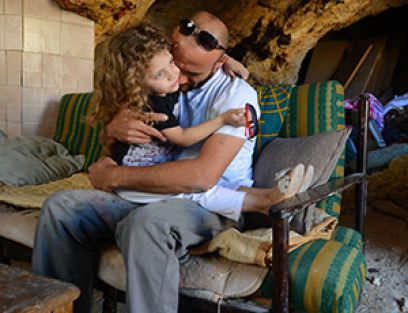 İsrail, evini yıktığı Filistinli aileyi sığındığı mağaradan da çıkarıyor...