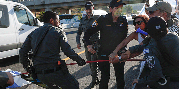 İsrail'de 161 asker görevden ayrıldı, on binler ise sokakta!
