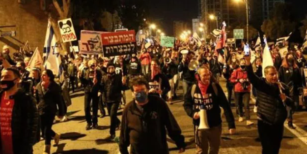 İsrail'de binlerce kişi sokağa döküldü