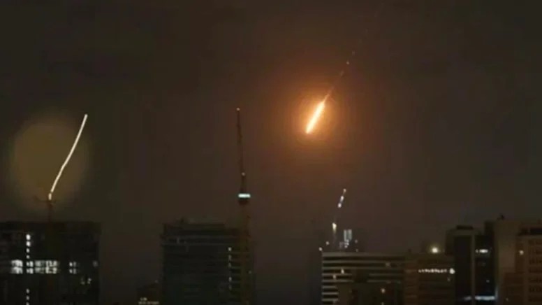 İsrail’de büyük şok: Demir Kubbe arızalandı, Tel Aviv’i vurdu