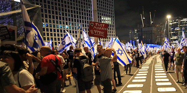 İsrail'de hükümet karşıtı on binler sokakta