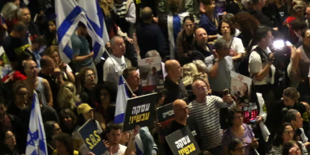 İsrail'de Netenyahu'ya istifa çağrısı: Yönetime seslerini duyuran on binlerce kişi protesto etti! Yeni gelişme