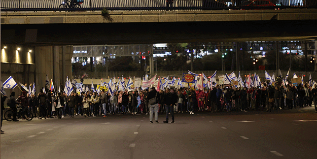 İsrail'de on binlerce kişi yedinci kez sokaklara döküldü