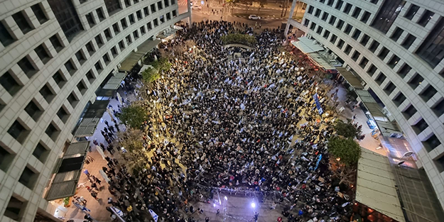 İsrail'de ortalık resmen karıştı