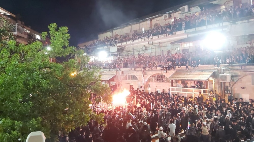 İsrail’de “sosyal mesafesiz” ayin yapıldı 
